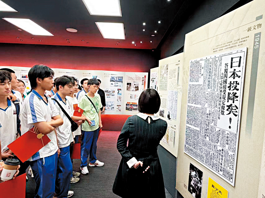 ●研學團走進大文傳媒集團，參觀《大公報》與香港《文匯報》報史館及新媒體中心。 天津供圖
