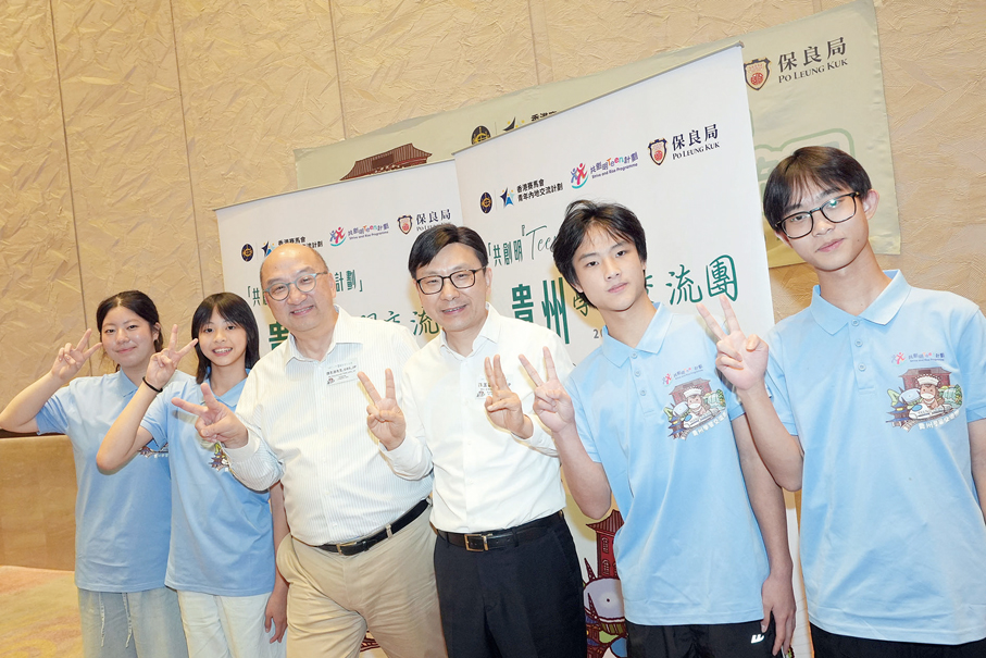 ▲香港特別行政區政府勞工及福利局局長孫玉菡（右三）及香港賽馬會公司事務執行總監譚志源（左三）與學員合照。