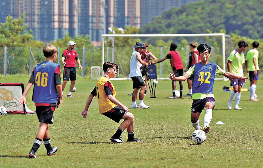 ●港足U16昨日與曼聯U16進行聯合操練。  香港文匯報記者張發兒 攝
