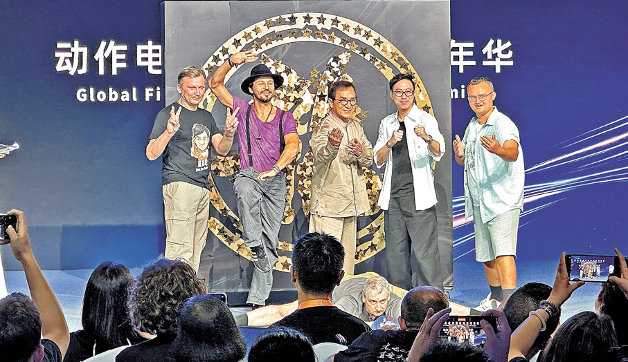 ●成龍與世界各地影迷共同簽名金色「龍」字星星貼板作紀念。  香港文匯報記者王欣欣 攝