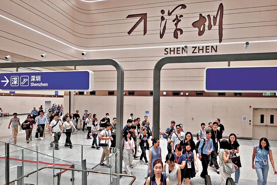 ●新皇崗口岸港方口岸區舉行首次大型演練，參與人員由聯檢大樓二樓的公共運輸交匯處前往五樓離境大堂。