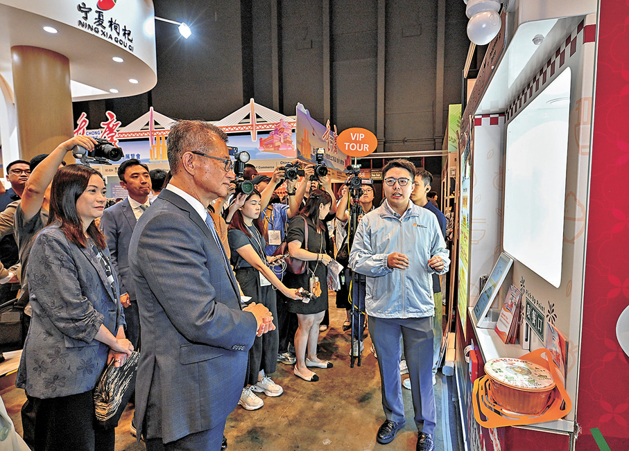 ●陳茂波（左二）參觀展覽攤位