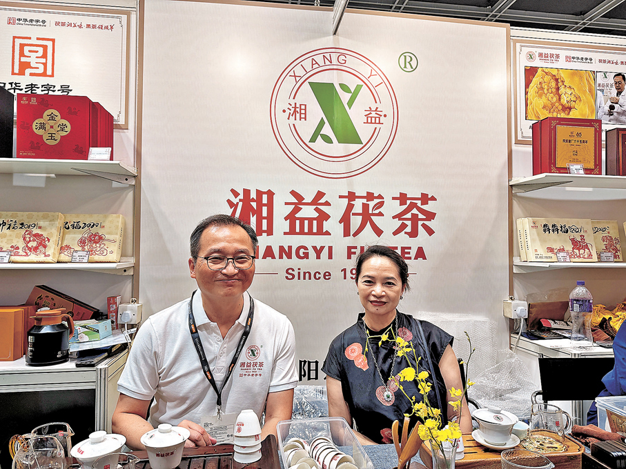 ●湘益茯茶香港總經銷李博坤（左）。香港文匯報記者崔瀅 攝