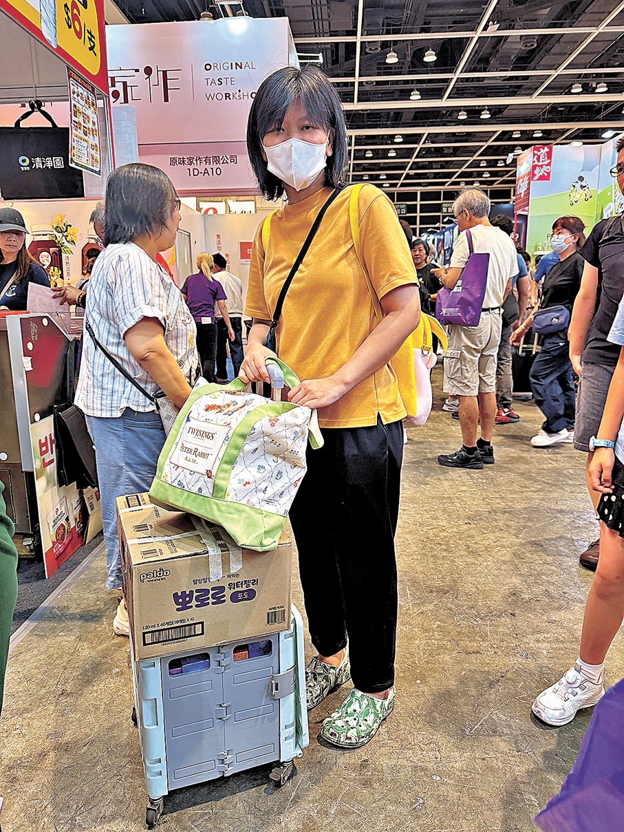 ●本地市民鄭女士。香港文匯報記者崔瀅 攝