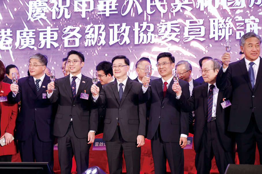 ▲一眾主禮嘉賓於台上舉杯祝願祖國繁榮昌盛、香港和諧穩定以及香港廣東各級政協委員聯誼會會務蒸蒸日上。