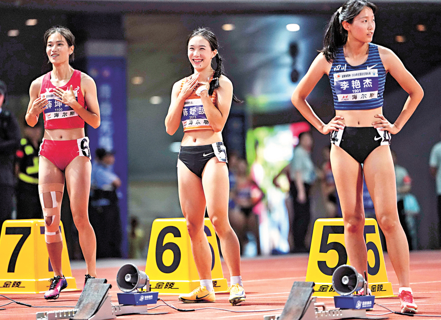 ●「小孩姐」陳妤頡（中）以輕鬆心情應戰。 新華社