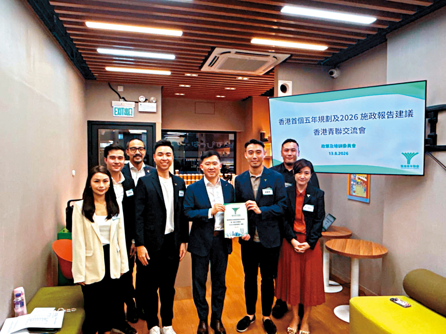 ●青聯成員向胡健民遞交建議書。