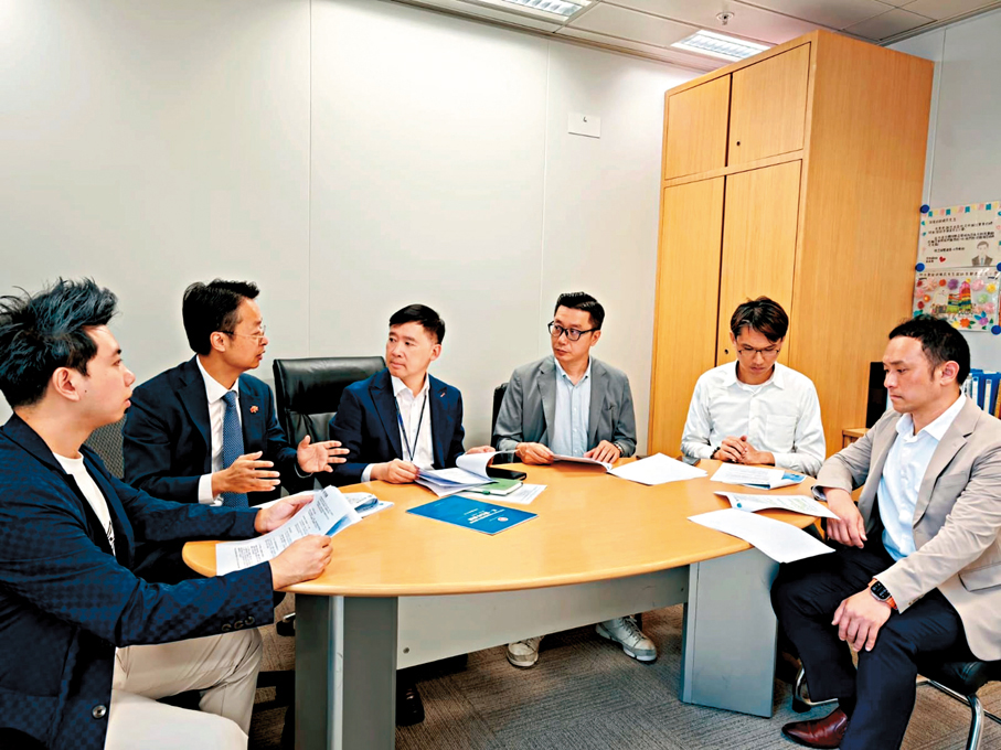 ●城市智庫成員遞交及講解建議書。 城市智庫供圖