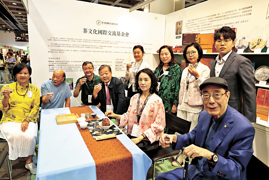 ●楊孫西及張國良等一眾嘉賓會後一同品茗。 香港文匯報記者萬霜靈 攝
