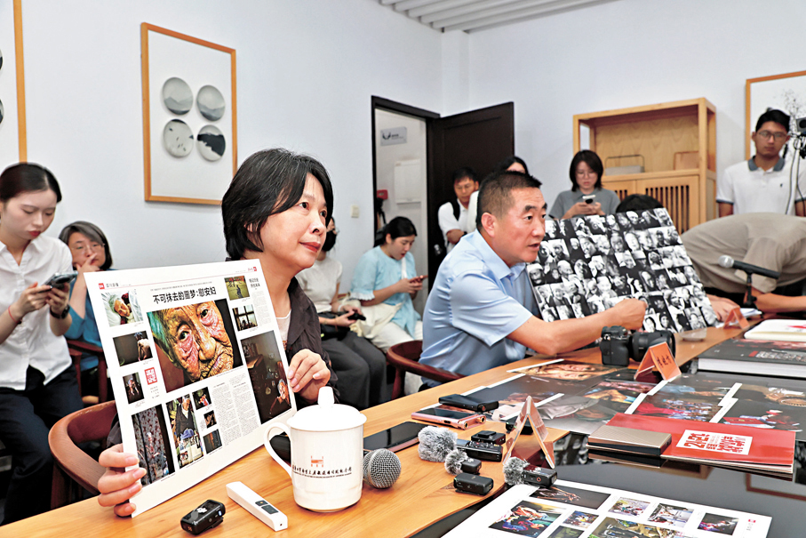●李曉方和晏美華展示捐贈的影像資料。香港文匯報南京傳真