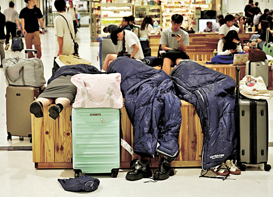 ●大量旅客在成田機場大堂過夜。 路透社
