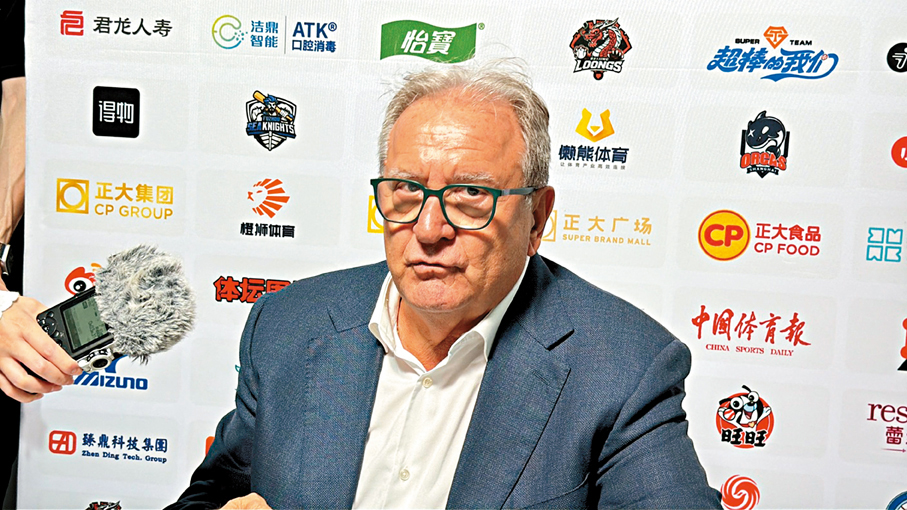 ●WBSC主席法卡利接受採訪。香港文匯報記者夏微  攝