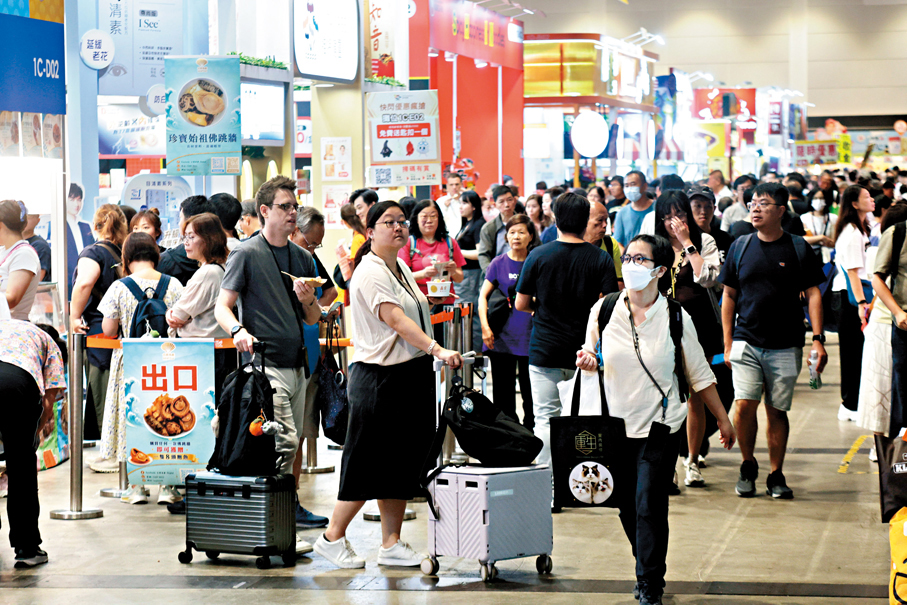 ●周末美食博覽人流暢旺。香港文匯記者北山彥  攝