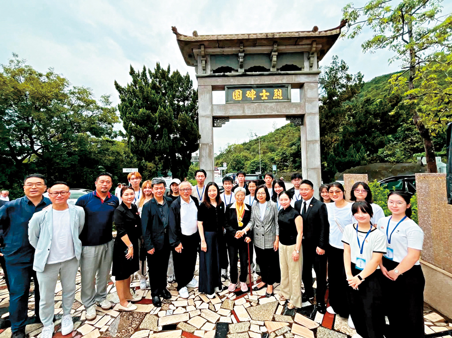 ●原東江縱隊港九獨立大隊老游擊戰士聯誼會在西貢斬竹灣抗日英烈紀念碑園舉行謁碑典禮。 麥美娟Fb圖片