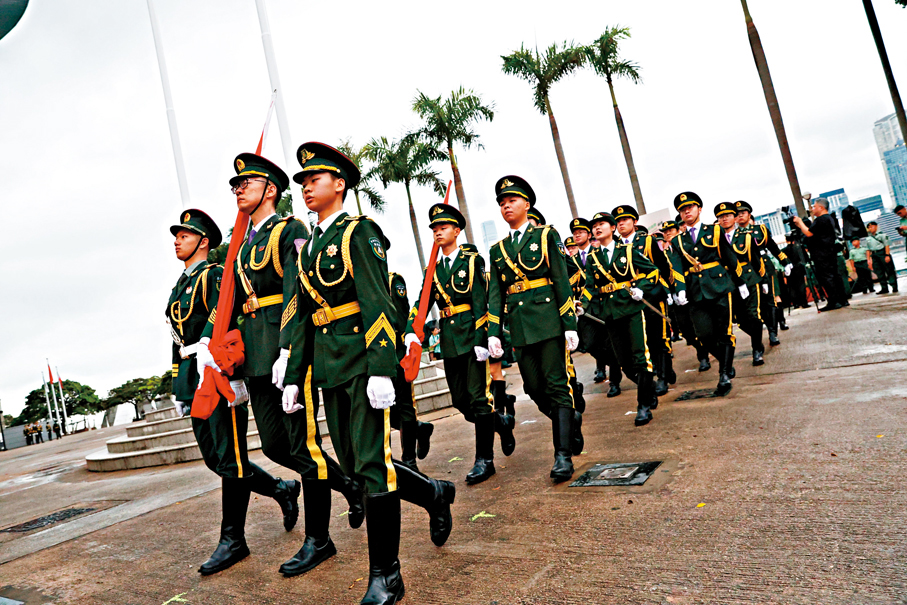 ●內地高校與香港青少年軍總會在金紫荊廣場聯合舉行升旗儀式。香港文匯報記者萬霜靈  攝