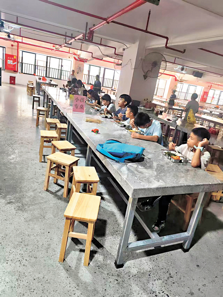 ●工廠的食堂為孩子們提供免費兩餐。圖為工廠食堂裏的「小孩專桌」，孩子們在就餐。