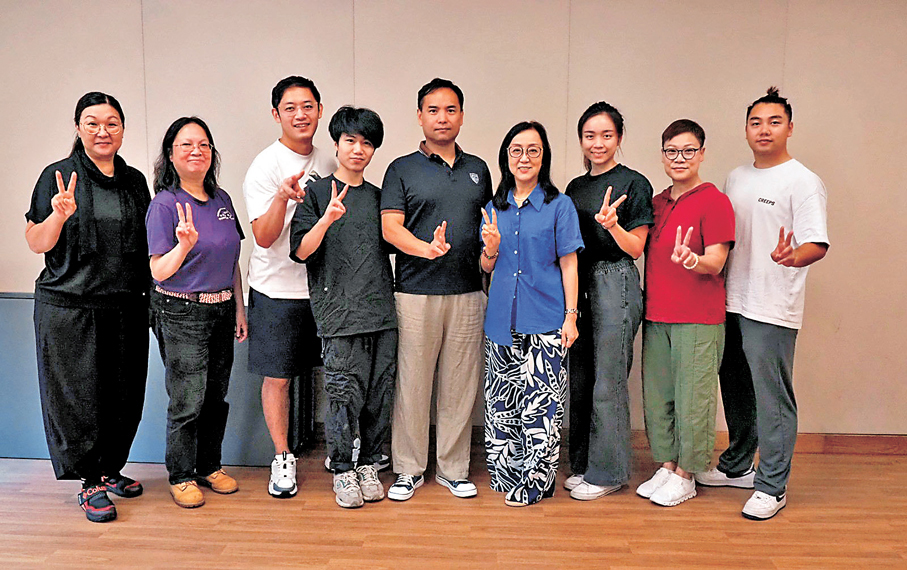 ●（左起）劇團提場︰王小鳳、周嘉儀、劍英、鄧海鵬、洪海、鄭詠梅、黃可柔、韋俊郎、鄺成軍合照。