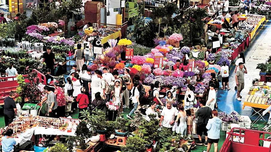 鮮花與遊客在斗南花市自成風景。