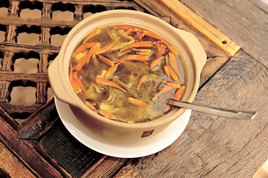 百花入菜，在斗南可吃到地道鮮花宴。