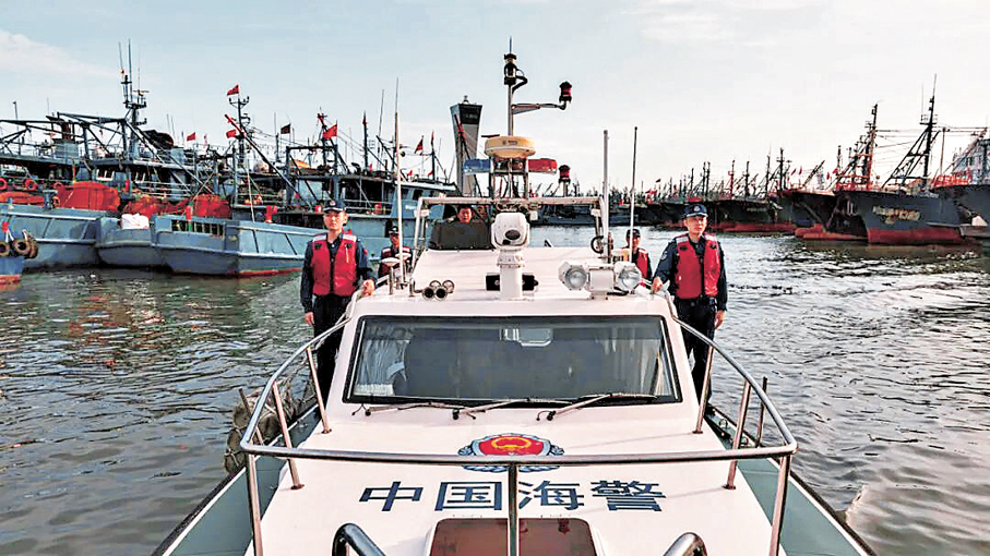 ●中國海警在漁港碼頭巡邏檢查。   中國海警公眾號圖片