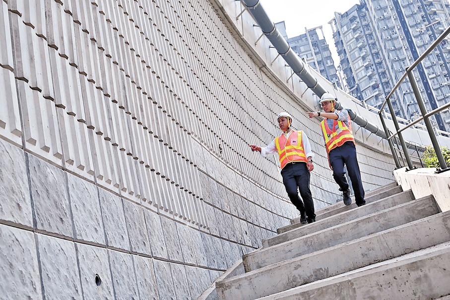 ●郭子浩（右）說，採用LD-ECC建造路堤，可令工期減半，直接建造成本也減少兩成。