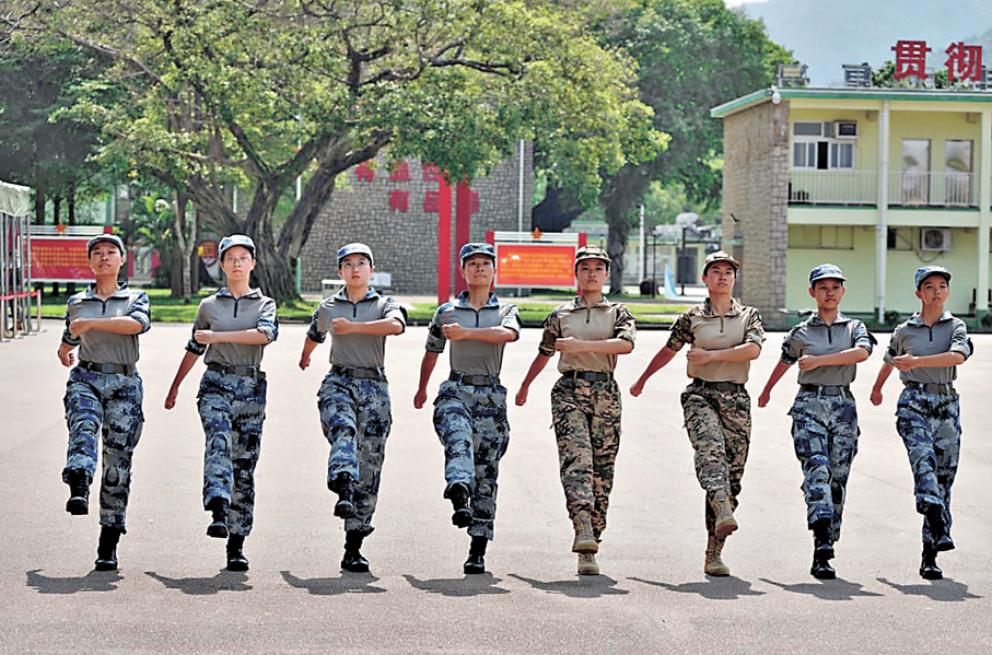 ●軍事夏令營的學員進行會操。大公文匯全媒體記者何嘉駿  攝