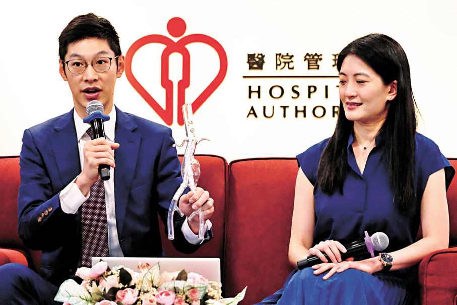 ●吳穎琦（右）專責處理患有複雜先天性心臟病兒童的放射診斷檢查。羅順文是現今香港僅有約40位的血管外科醫生之一。香港文匯報記者涂穴  攝