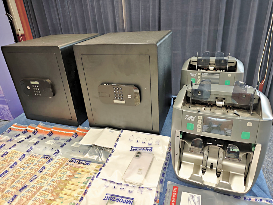 ●警方在行動中檢獲包括現金、夾萬、數鈔機等證物。香港文匯報記者劉友光  攝