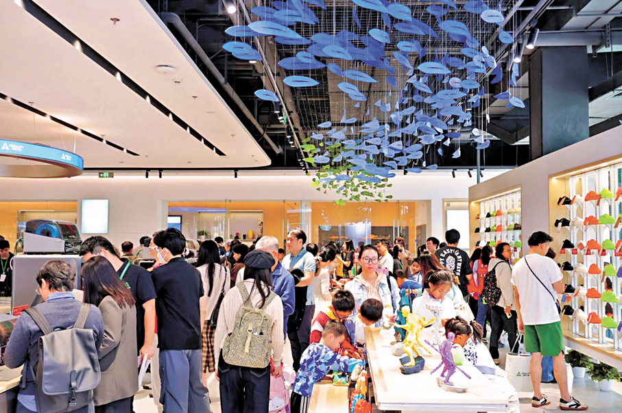●創想三維在深圳灣區之眼的旗艦店吸引了眾多觀眾。 香港文匯報記者李昌鴻  攝