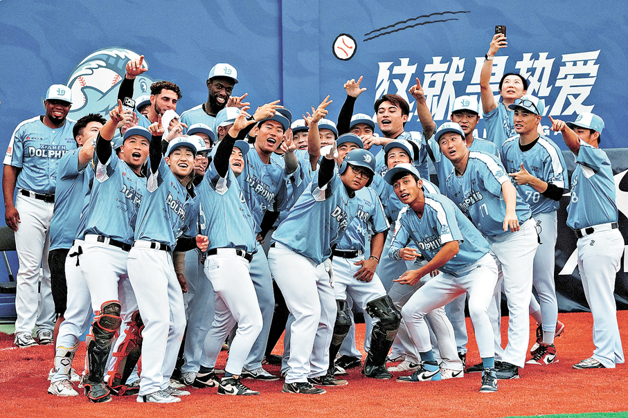 ●廈門海豚隊球員合影。 中新社