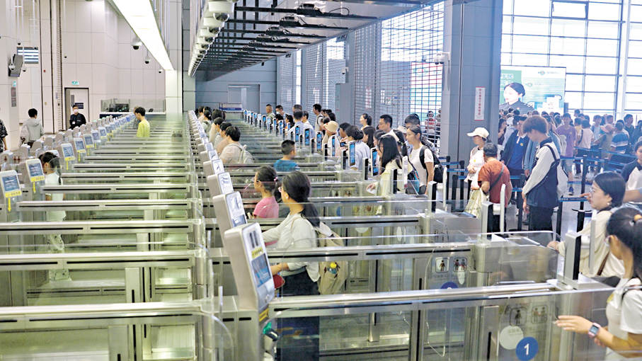 ●經港珠澳大橋、橫琴、青茂口岸「三道門」合作快捷通道，港澳居民交驗證件方式更加靈活。圖為旅客通關。 香港文匯報珠海傳真