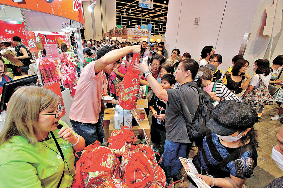 ●香港貿易發展局一連5天的美食博覽昨日圓滿結束，展場人頭湧湧，消費氣氛熾熱。 香港文匯報記者黃艾力  攝