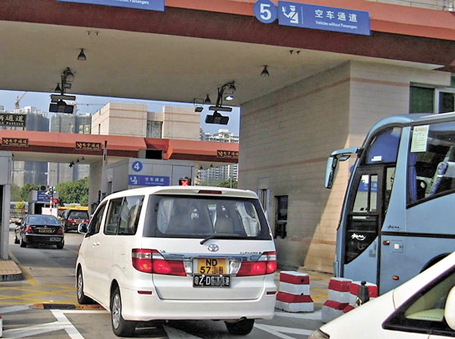 ●掛有粵港兩地車牌的車輛經陸路口岸過關。 資料圖片