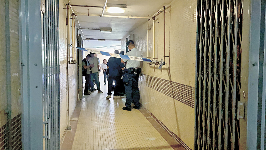 ●案發時被告與妻女一家五口居於屯門山景邨景安樓一單位。圖為當日警方封鎖現場調查。資料圖片