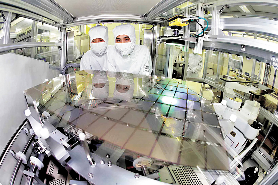 ●半導體業興旺卻難創大量就業。圖為三星員工在半導體無塵室工作。 資料圖片