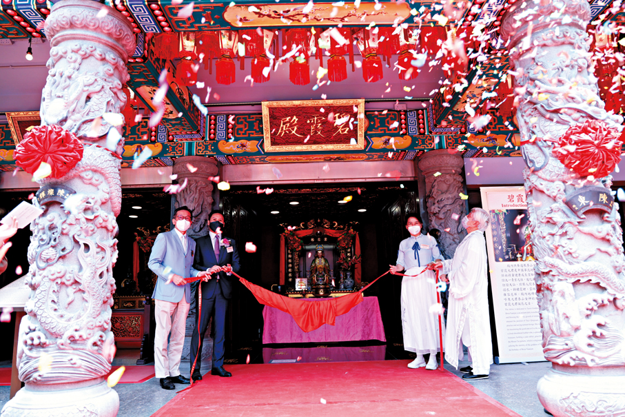 ●2022年，黃大仙祠碧霞殿落成開幕，由時任黃大仙區民政事務專員黃智華先生、胡慧中女士、時任本園董事會主席馬澤華先生及黃大仙祠監院李耀輝（義覺）道長一同揭幕。 作者供圖