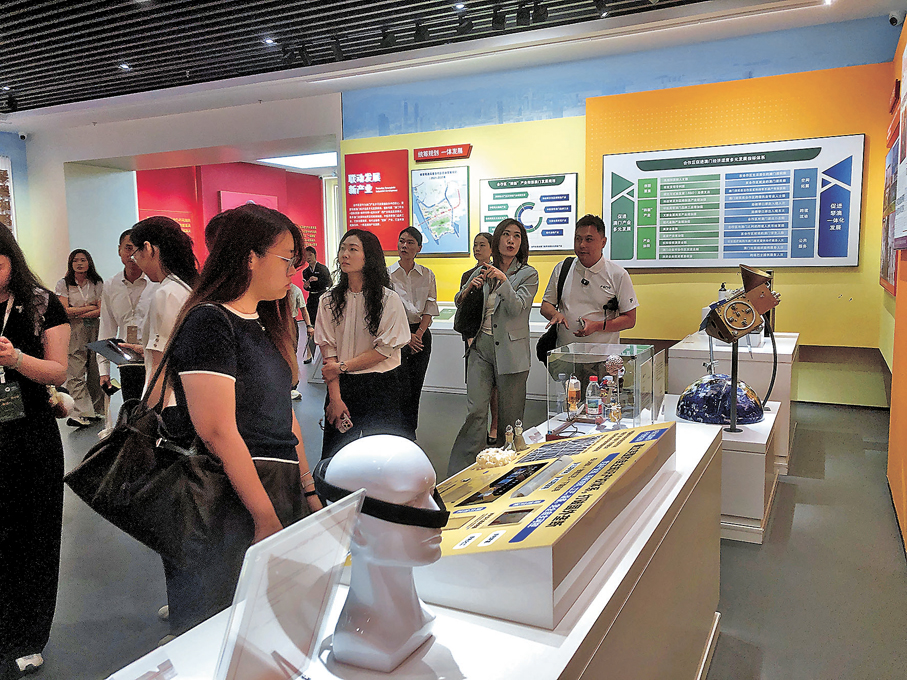 ●橫琴粵澳深度合作區規劃展覽館展出不同的科技產品。香港文匯報記者方俊明  攝