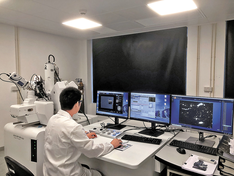 ●澳門科技大學的全國重點實驗室人員在進行科研工作。香港文匯報記者方俊明  攝