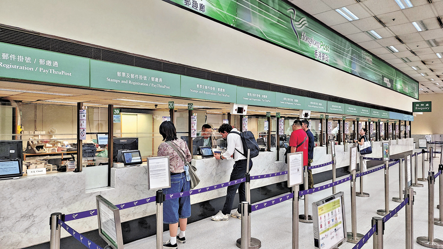 ●香港郵政表示，旗下新入職的郵務員及郵差於下月試用期滿後，將改為提供為期兩年的公務員合約，涉及的人員大約超過200人。圖為中環郵政總局。香港文匯報記者北山彥  攝