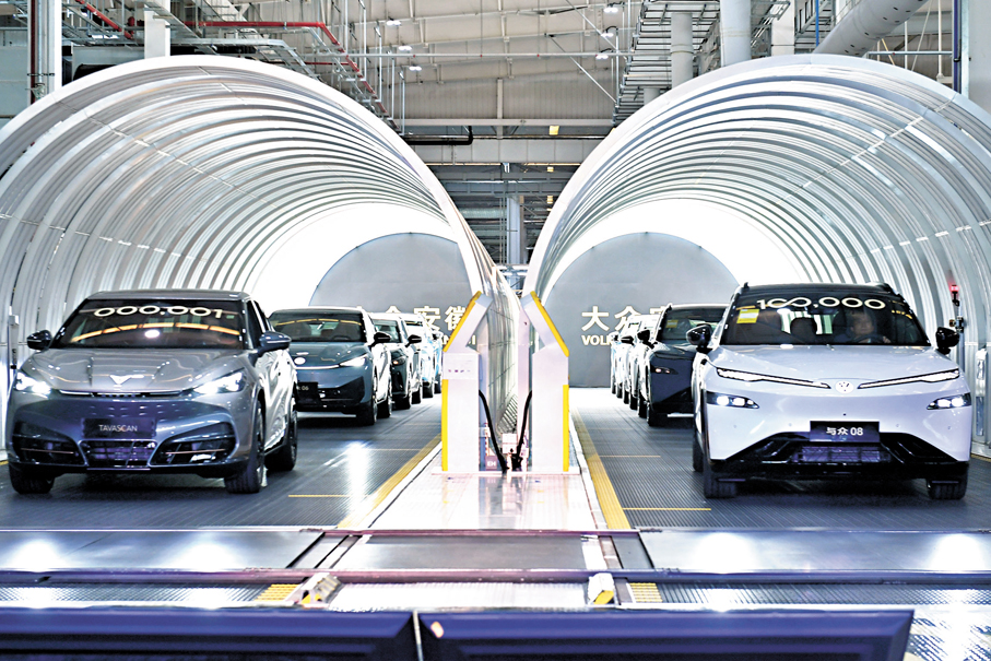 ●8月18日，大眾汽車（安徽）有限公司第10萬輛智能電動汽車（右）在合肥正式下線。中新社