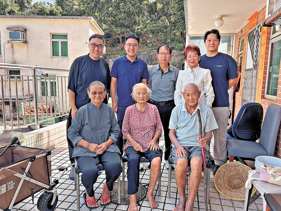 ●劉智仁（後排左一）與離島區區議員共同探訪牛牯塱村的長者。 受訪者供圖