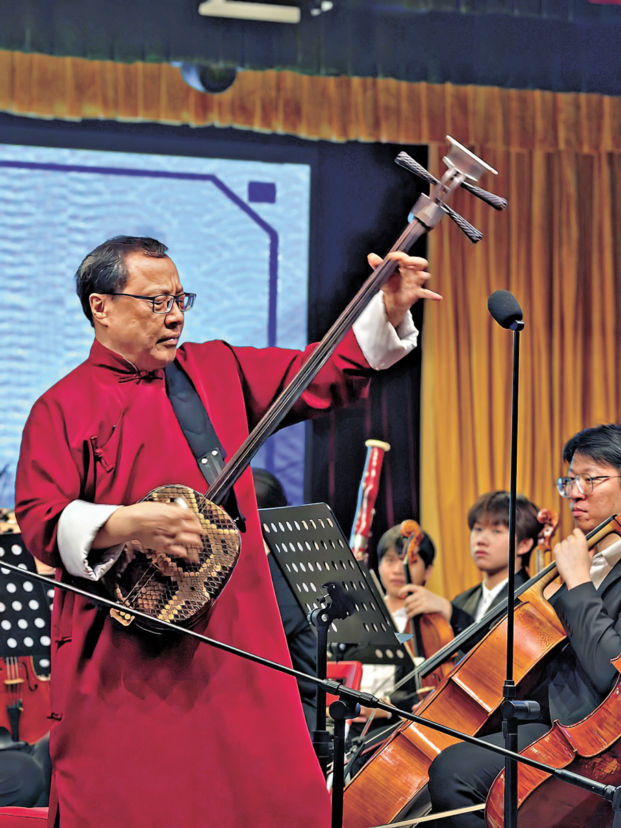 ●趙太生帶來別具風情的三弦演奏《在那遙遠的地方》。 記者黃寶儀 攝