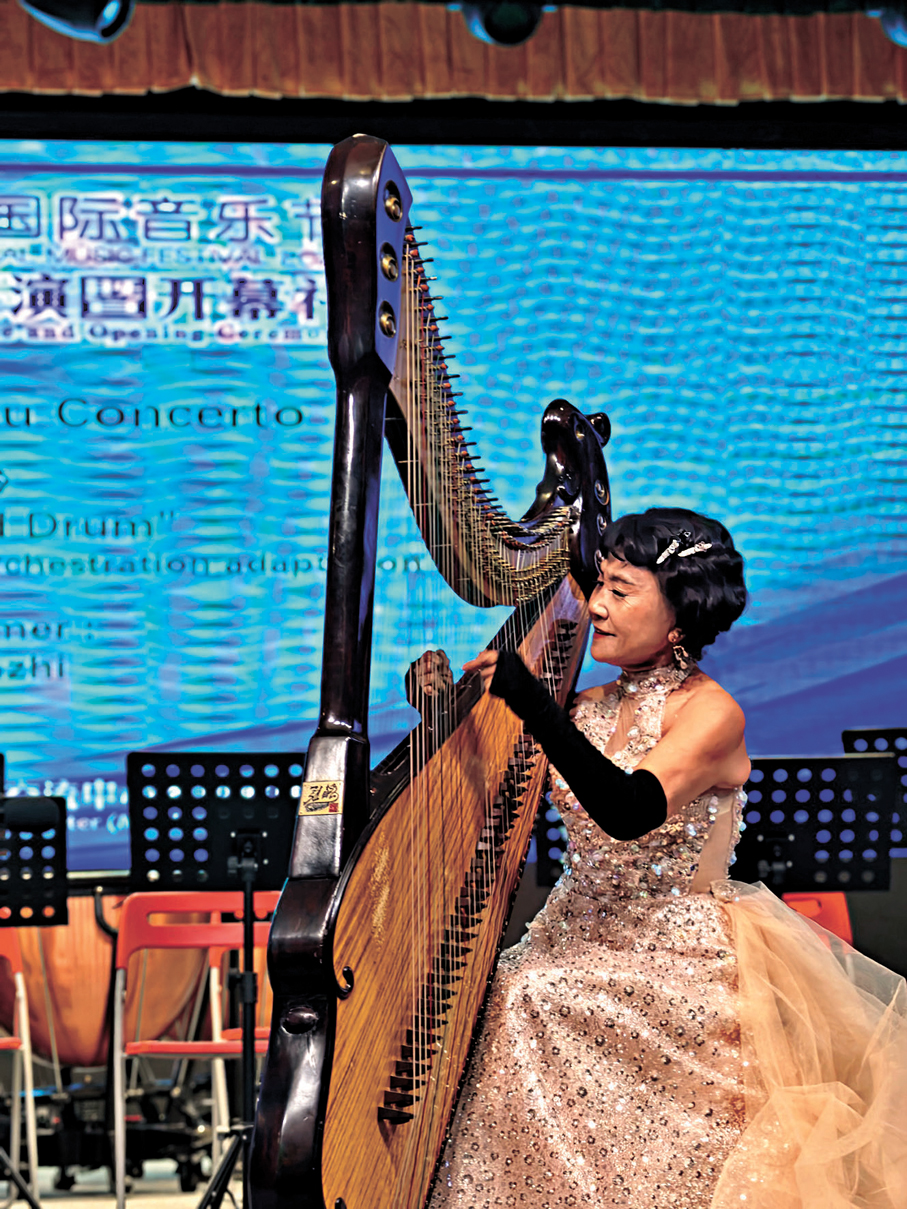 ●中國箜篌第一人崔君芝優雅奏響經典名曲《夕陽簫鼓》。 記者黃寶儀 攝