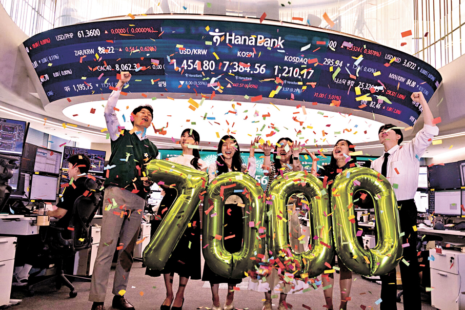 ●圖為5月，韓亞銀行首爾分行慶祝KOSPI指數漲破7,000點。資料圖片
