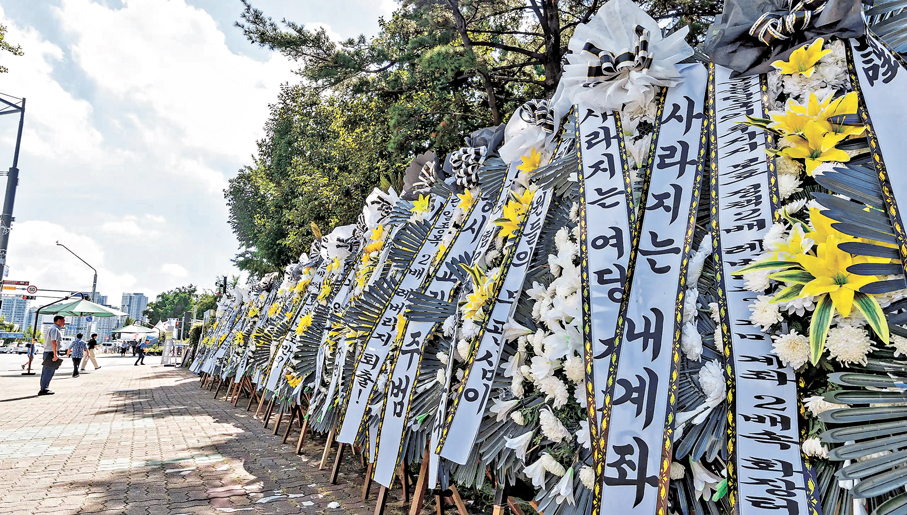 ●7月底，韓國有股民團體發起抗議，向國會大樓致送多個弔唁花圈，批評當局對股票市場監管不力。資料圖片