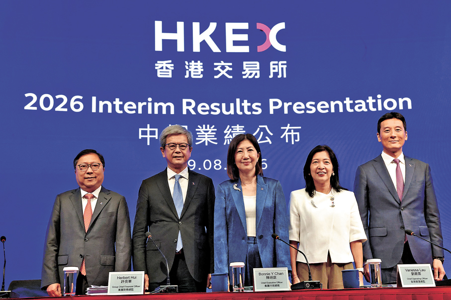 ●港交所昨公布亮麗的半年業績，左起為首席資訊總監梁松光、財務總監許亮華、行政總裁陳翊庭、 首席營運總監劉碧茵和市場主管余學勤。 香港文匯報 記者萬霜靈  攝