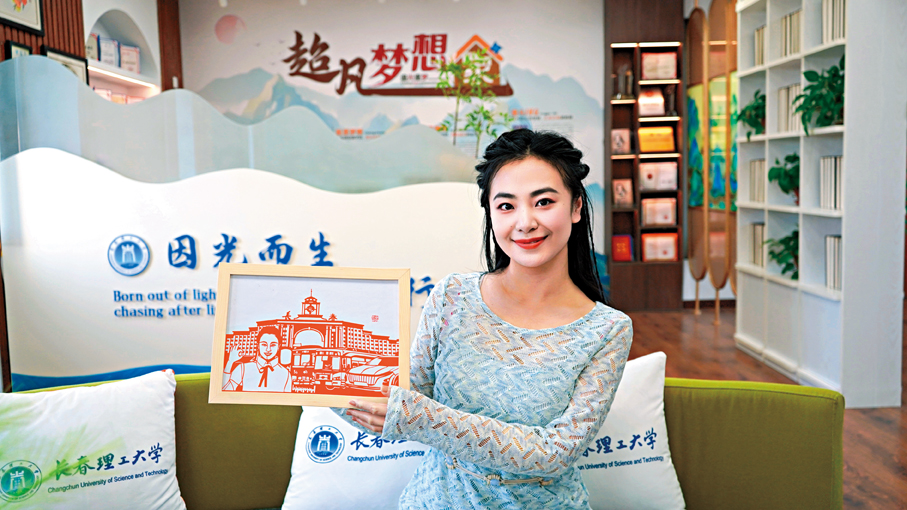 ●張超凡手裏拿着學生送她的剪紙作品。 香港文匯報記者盧冶  攝