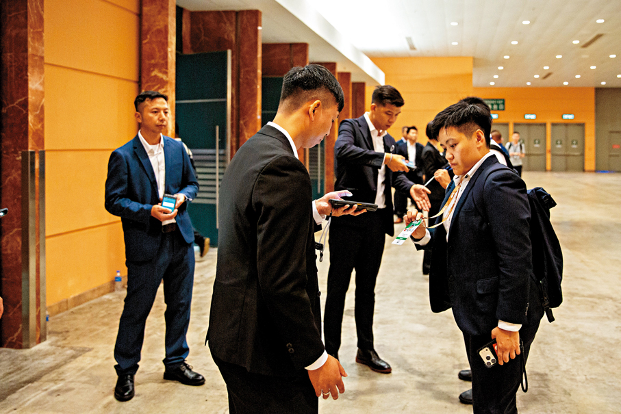 ●跨部門綜合演習中，模擬與會代表入場的情況。