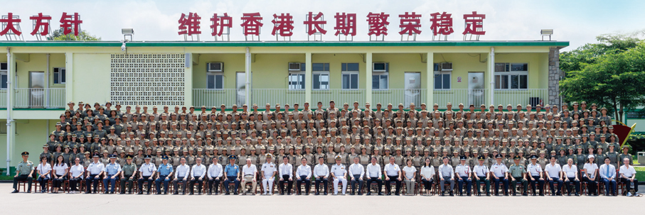 ●第十九屆香港青少年軍事夏令營嘉賓與畢業學員合照。