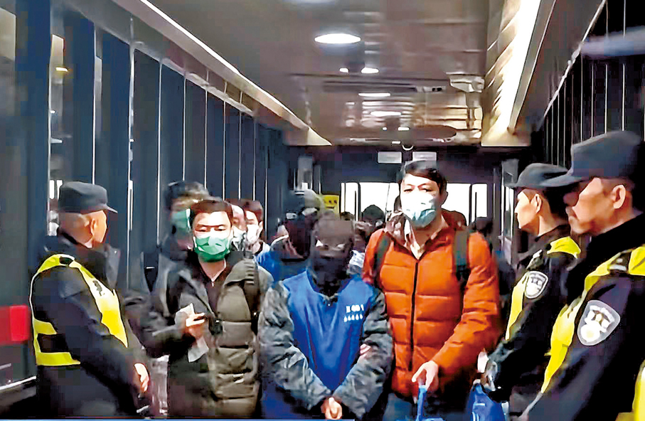 ●緬甸妙瓦底跨境人口販賣集團17名成員被公訴。圖為去年2月中國籍詐騙團夥成員被遣返回中國。 視頻截圖